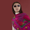 Carré en laine et soie 120 La Forêt de l’Artiste Thuy – Fuchsia