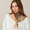 Carré de soie 67, pongé de soie Lyon Presqu’île de l’Artiste Emilie Ettori – Beige