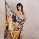 Carré en laine et soie 120 Klimt, Dame à l’éventail – Bleu