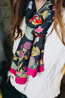 Echarpe en laine et soie 67x180 Butterflies de l’artiste Victoria Ball – Noir