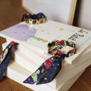 Bracelet doré et Lien en soie Le petit prince et la rose – Bleu