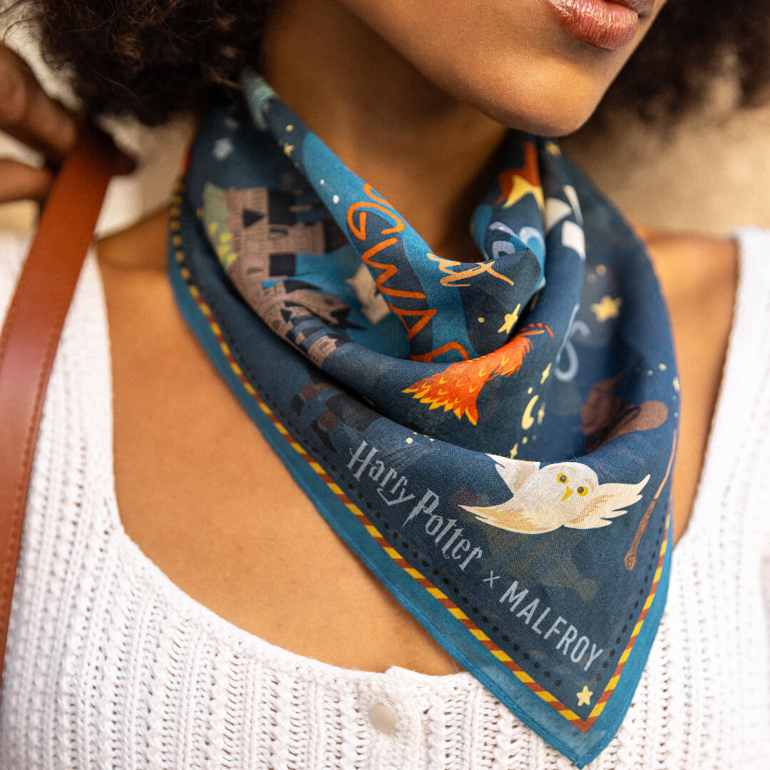 Maggy Rouff Foulard Soie Décors Fleurs Bleuets Années 50 - France Maggy Rouff Foulard Soie Décors Fleurs Bleuets Années 50 - France