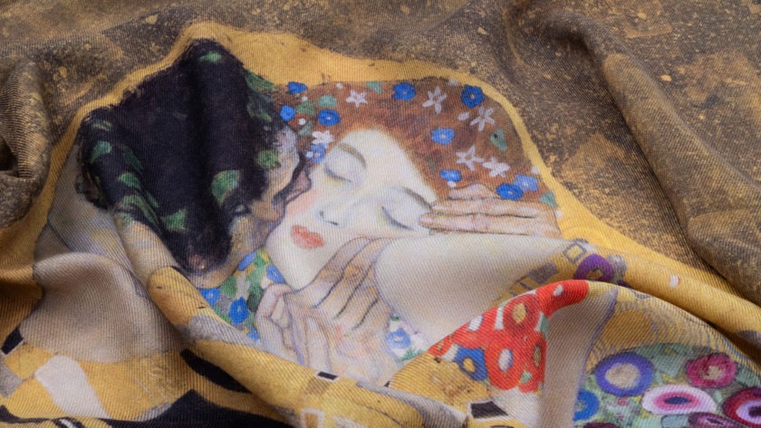 Echarpe en laine et soie 67x180 imprimée Klimt, le baiser - Or