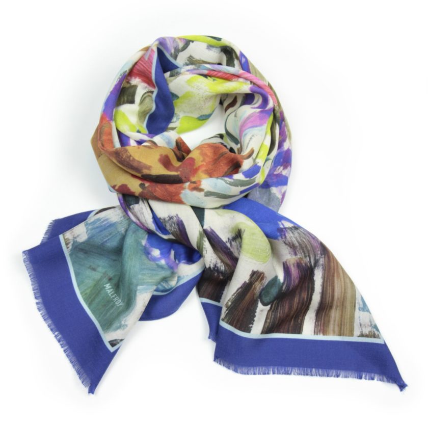 Echarpe en laine et soie 67x180 imprimée Grand Jardin de l’artiste Thuy col 3 bleu