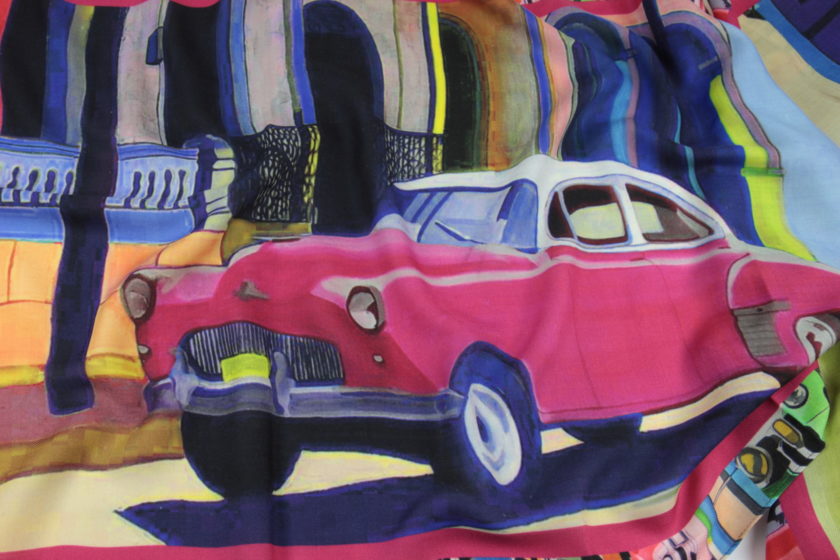 Echarpe en laine et soie 67x180 imprimée Carros Americanos de l'artiste Anne du Planty col 3 fuchsia