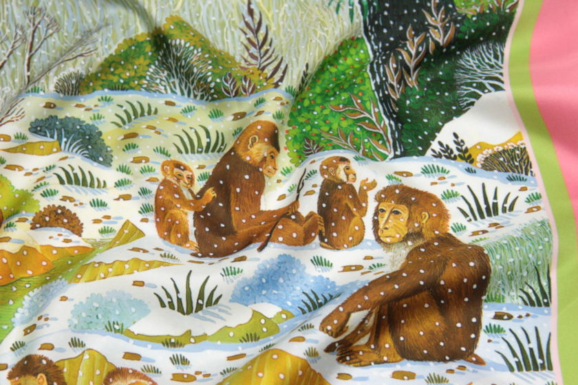 Carré de soie 67, Twill de soie imprimé Macaques du Japon de l'Artiste Alain Thomas col 2 rose