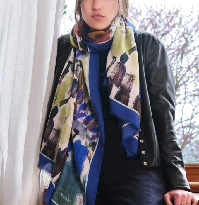 Echarpe en laine et soie 67x180 imprimée Grand Jardin de l’artiste Thuy col 3 bleu