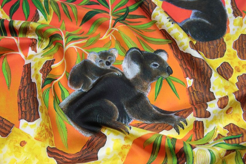 Carré de soie, twill de soie imprimé Les Koalas de l'Artiste Alain Thomas col 1-1 orange