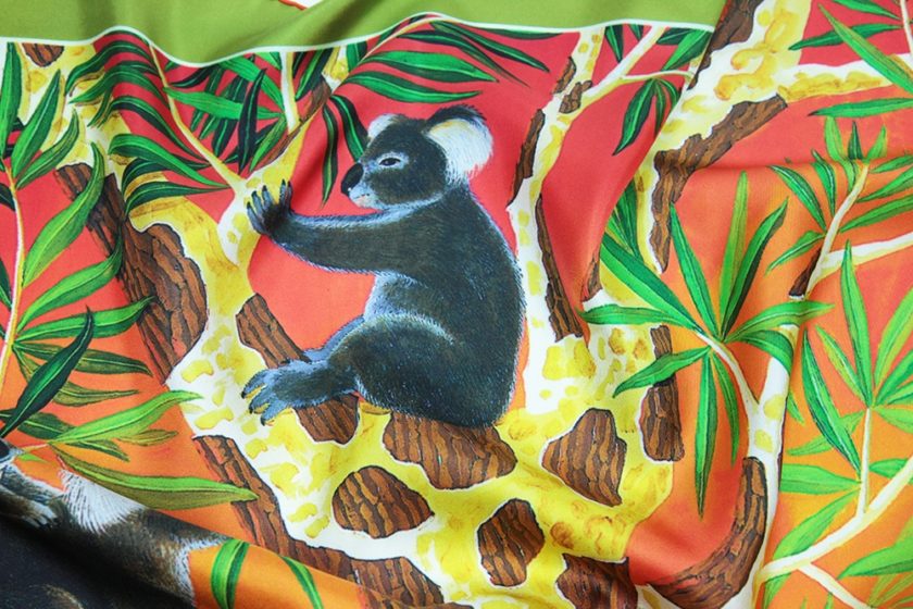 Carré de soie, twill de soie imprimé Les Koalas de l'Artiste Alain Thomas col 2 vert