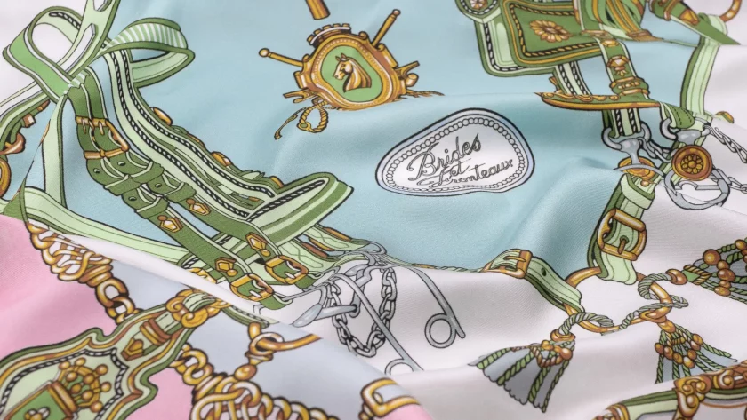 Carré en twill de soie 90 imprimé Brides et Frontaux - Rose
