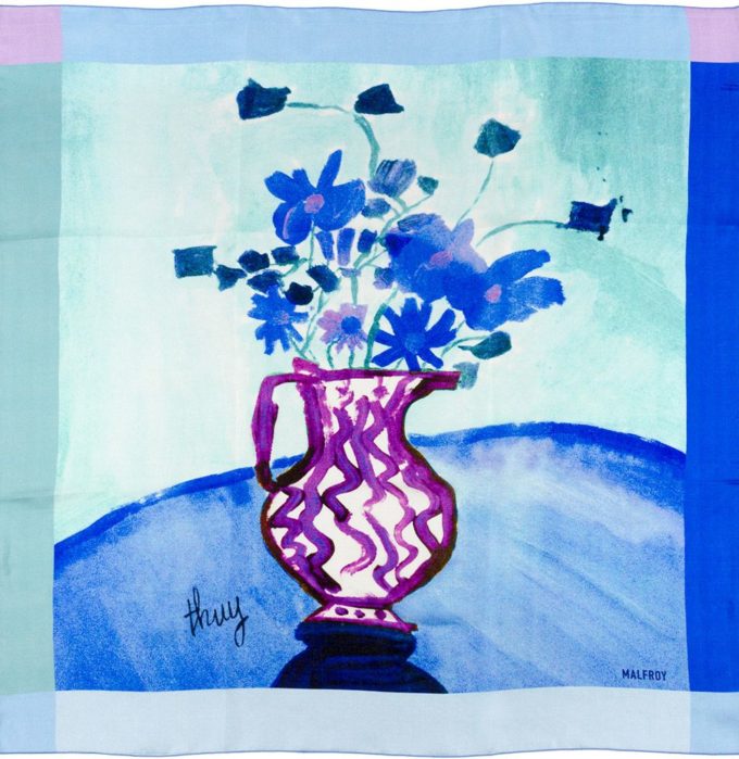 Carré de soie 67, Pongé de soie imprimé Mon Bouquet, de l'artiste Thuy col 2 bleu