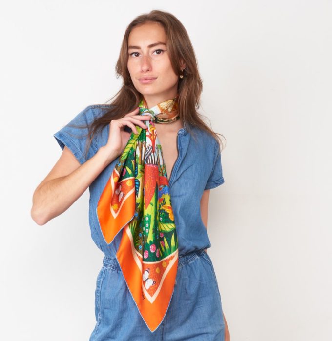 Carré de soie, twill de soie imprimé Lucile et Lutin, de l'artiste Alain Thomas VAR 1 orange
