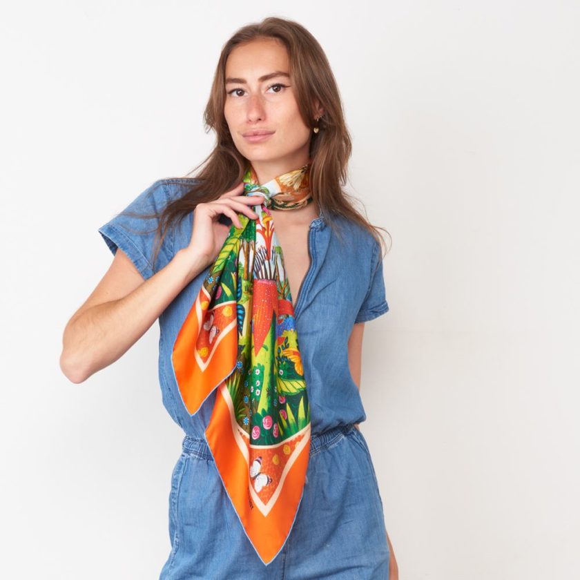 Carré de soie, twill de soie imprimé Lucile et Lutin, de l'artiste Alain Thomas VAR 1 orange