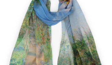 Echarpe en soie 67×180, mousseline de soie imprimée Monet La Promenade – Bleu Ciel