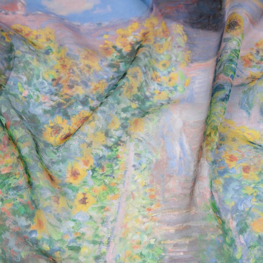 Echarpe en soie 67x180, mousseline de soie imprimé Monet La Promenade coloris 1 ciel