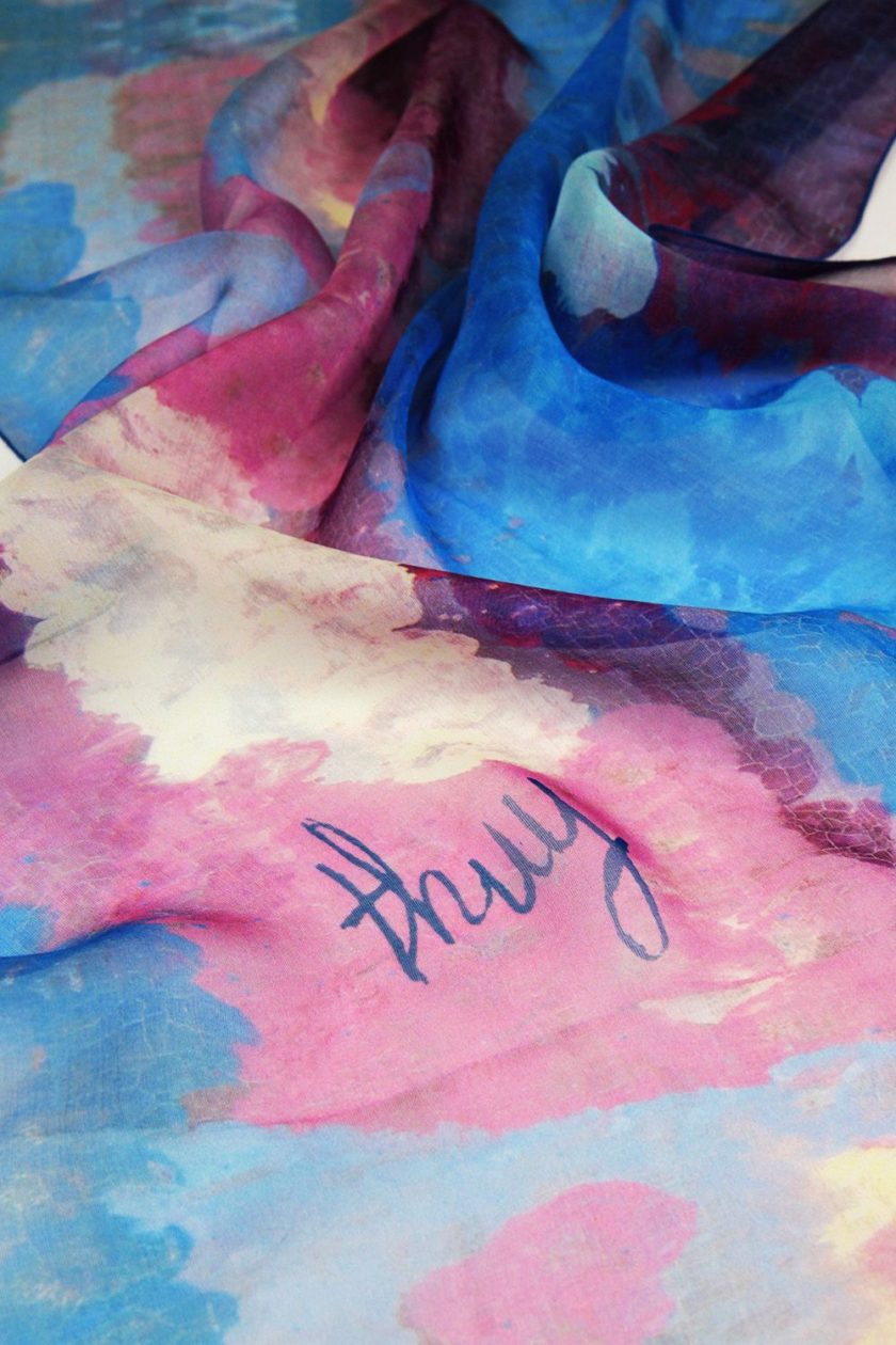 Echarpe en soie, mousseline de soie imprimée Déferlante de l'Artiste Thuy col 1 bleu rose