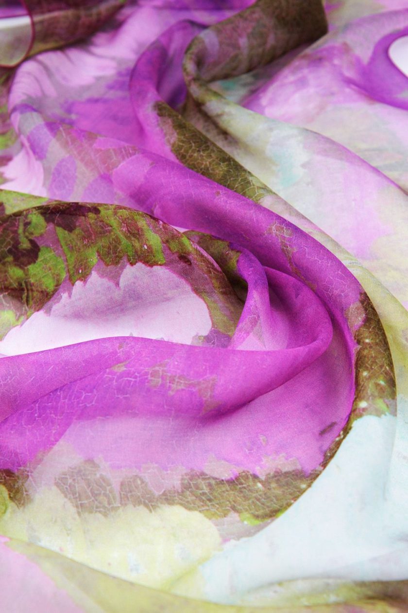 Echarpe en soie, mousseline de soie imprimée Déferlante de l'Artiste Thuy col 3 taupe fuchsia