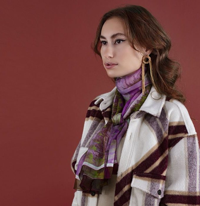 Echarpe en soie, mousseline de soie imprimée Déferlante de l'Artiste Thuy col 3 taupe fuchsia