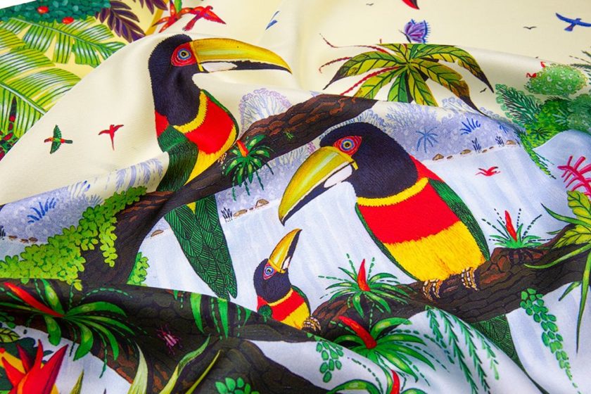 Carré de soie 67, Twill de soie imprimé Toucan à la cascade de l'Artiste Alain Thomas Col 2 jaune