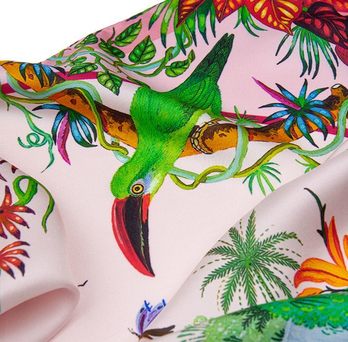 Carré de soie 67, Twill de soie imprimé Toucan à la cascade de l'Artiste Alain Thomas Col 3 Rose
