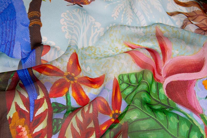 Echarpe en soie 67x180, mousseline de soie imprimée Ara et Cacatoès de l'Artiste Alain Thomas Col 2 vert d'eau