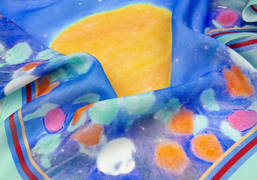 Carré de soie 67, Pongé de soie imprimé Clairière de l'Artiste Thuy Col 3 Bleu