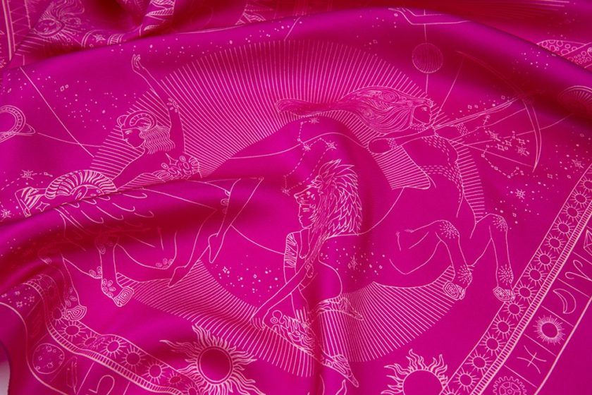 Carré en soie 67, Twill de soie imprimé Zodiaque Col 7 Fuchsia