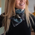 Carré en laine et soie 70, imprimée Appaloosa de Cécile Siméone – Noir