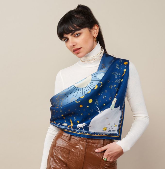 Carré en soie, twill de soie imprimé La nuit du petit prince col 1 Marine Or