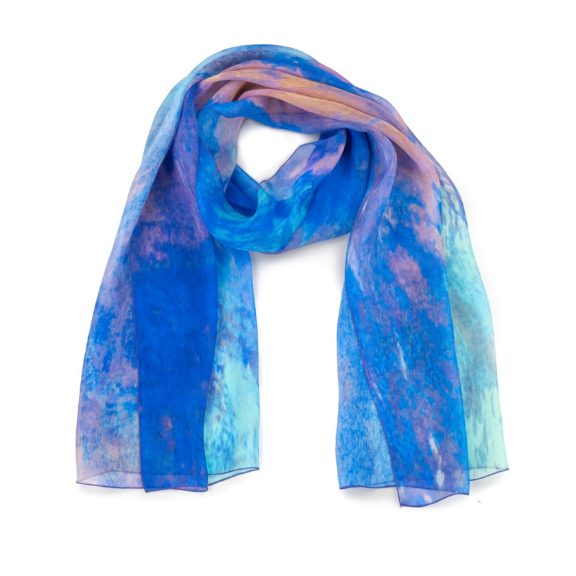 28692.01.4 Echarpe en soie 43x160, mousseline de soie imprimée Aurore de l'artiste Thuy - Bleu