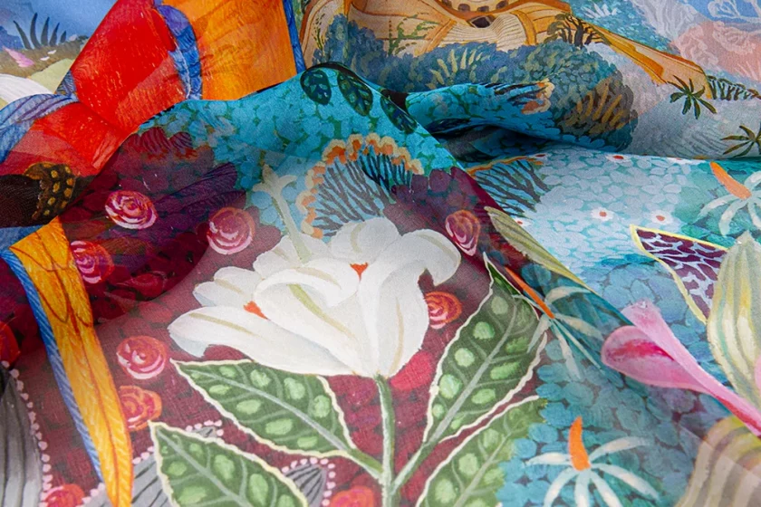 Echarpe en soie 67x180, mousseline de soie imprimée Ara du Mexique de l'Artiste Alain Thomas - Orange