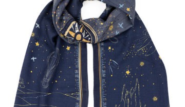 Echarpe en laine et soie 46×180 imprimée Les voyages du petit prince – Bleu Marine