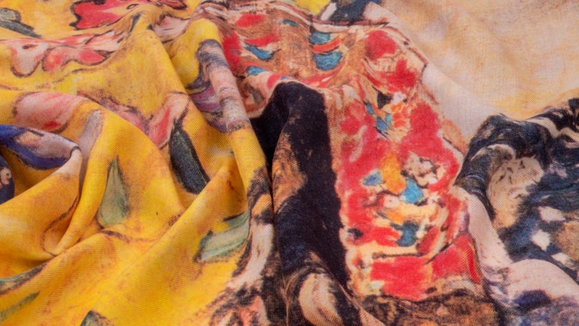 Carré en laine et soie 120 imprimée Klimt, Dame à l'éventail - Bleu