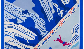 Carré de soie 67, pongé de soie imprimé Les Calanques de l’artiste Roxane Campoy – Bleu