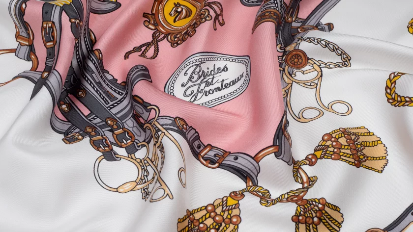 Carré de soie 90, twill de soie imprimé Brides et Fronteaux - Rouge