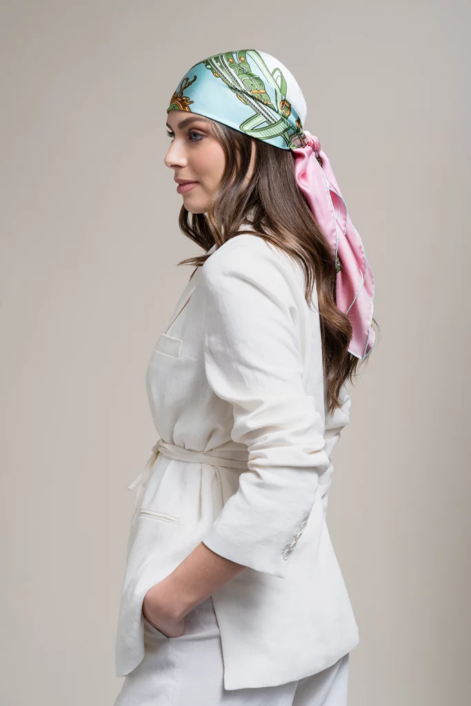 Carré en twill de soie 90 imprimé Brides et Frontaux - Rose