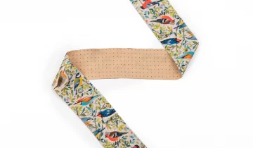 Bandeau de soie 6×86, twill de soie imprimé L’arbre aux Oiseaux de l’artiste Victoria Ball – Beige