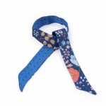 Lien en soie imprimé Fleurettes Mini Pois de l’artiste Victoria Ball – Bleu