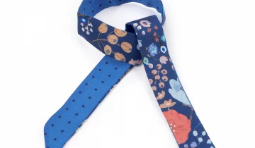 Lien en soie imprimé Fleurettes Mini Pois de l’artiste Victoria Ball – Bleu