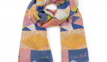 Echarpe en laine et soie 67×180 imprimée Patchwork de l’artiste Victoria Ball – Bleu Marine