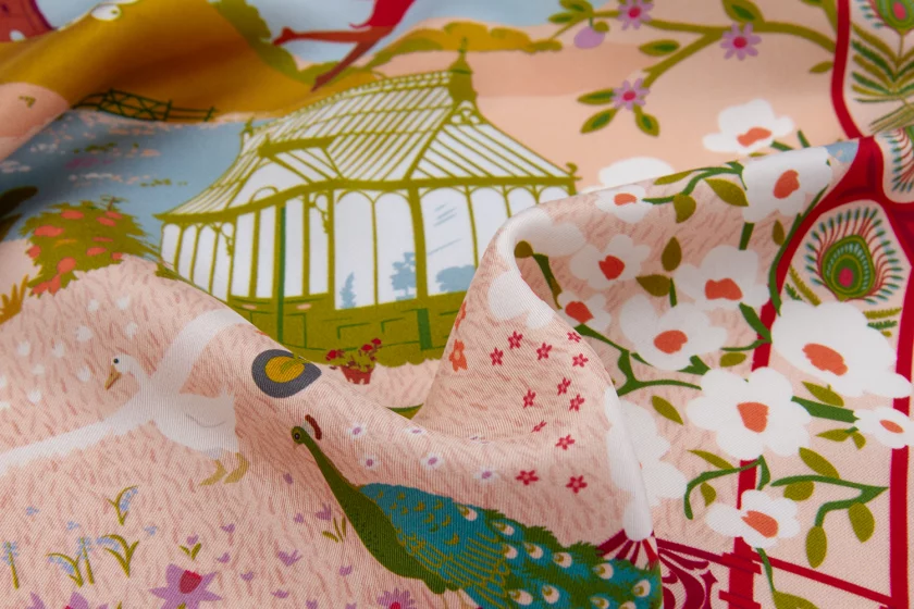 Carré de soie 90, twill de soie imprimé Secret garden - rouge beige