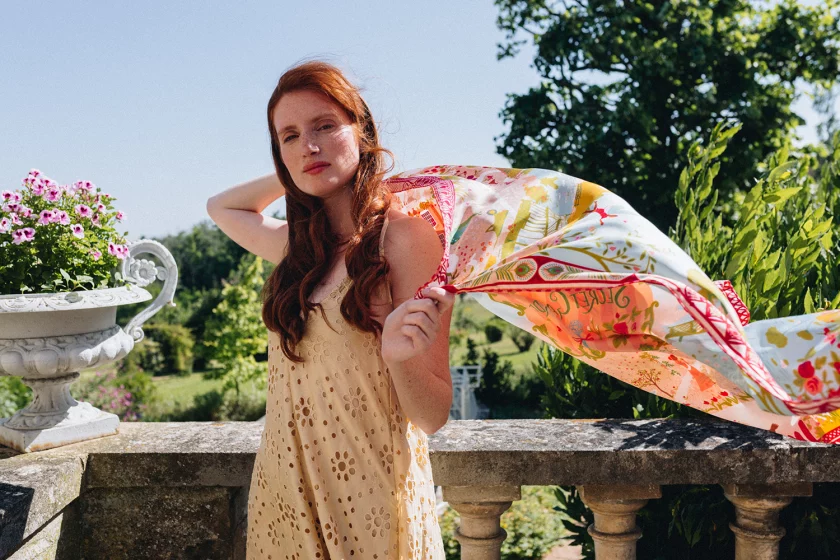 Carré de soie 90, twill de soie imprimé Secret garden - rouge beige