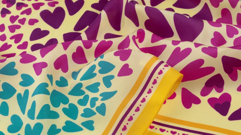 Carré de soie 67, twill de soie imprimé Coeur - Jaune rose