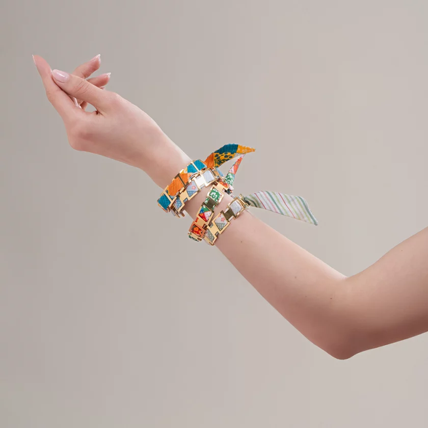 Bracelet doré et lien en twill de soie imprimé patchwork et rayures