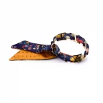 Bracelet doré et Lien en Twill de soie imprimé Liberty de l’artiste Victoria Ball – Violet