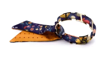 Bracelet doré et Lien en Twill de soie imprimé Liberty de l’artiste Victoria Ball – Violet