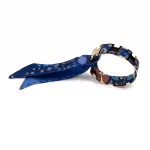 Bracelet doré et Lien en Twill de soie imprimé Liberty de l’artiste Victoria Ball – Bleu