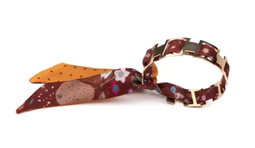 Bracelet doré et Lien en Twill de soie imprimé Liberty de l’artiste Victoria Ball – Bordeaux