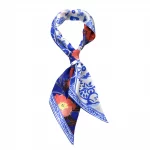 Bandeau de soie 13×140, twill de soie imprimé Les Coquelicots de l’artiste Lil Sire – Bleu